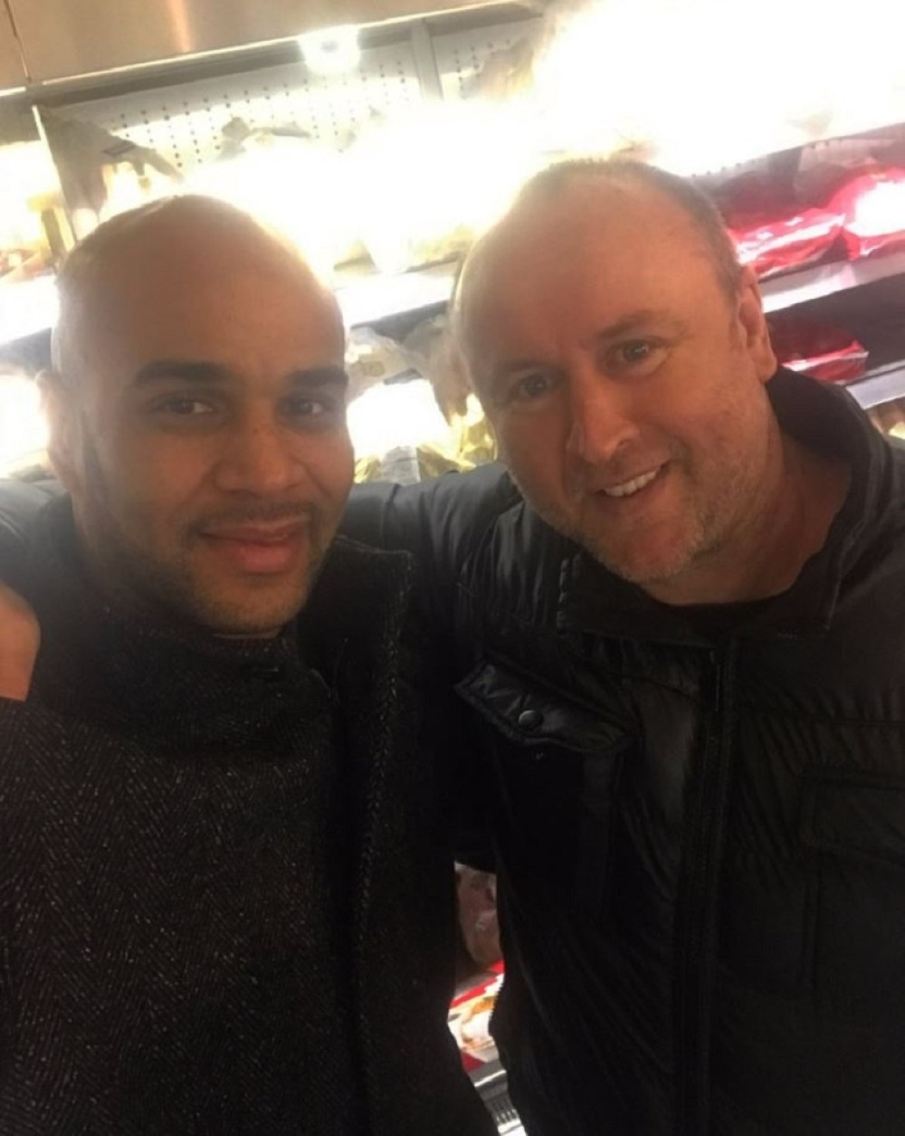 Nekada bili dobri drugovi, vreme učinilo svoje, a onda ih je jedan odlazak u prodavnicu ponovo spojio! (FOTO)