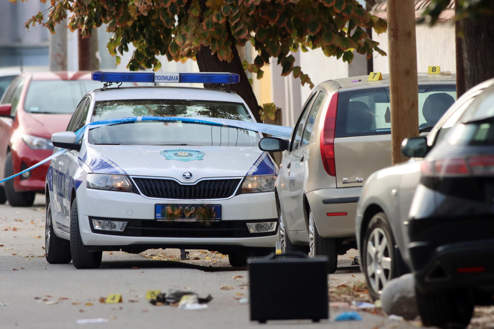 Vozač sleteo s puta, pa zapalio sopstveni automobil! Vatrogasci gase požar