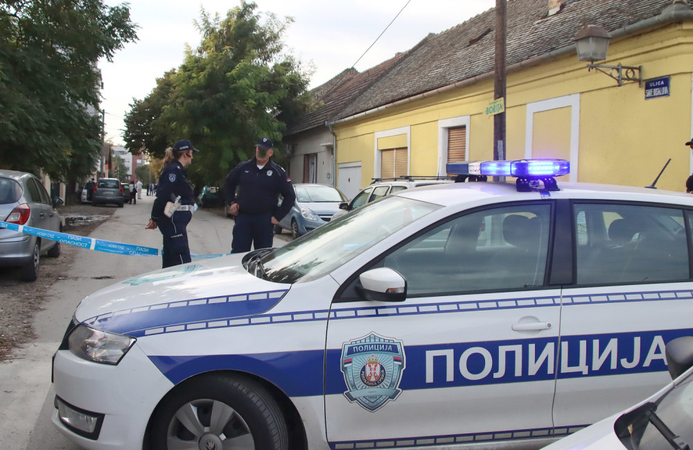 Dva muškarca napala policajca na Karaburmi