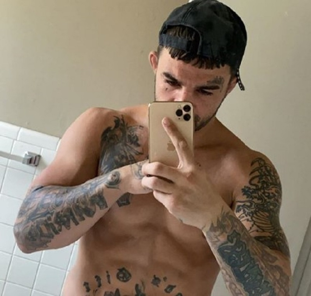 Tukao me dok se nije umorio, čulo se kako mi rebro puca