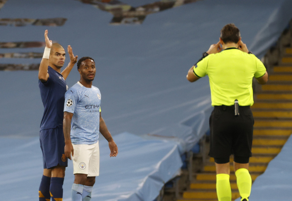 Udarao i gazio rivala u Ligi šampiona, sudija samo gledao (VIDEO)