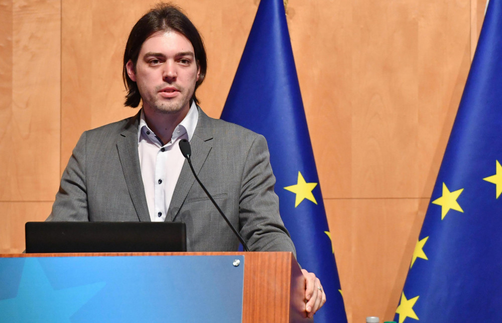 Hrvatski predstavnik izbačen sa sednice, počeo da se skida za govornicom pred svima: Bacio je sako, pa krenuo da otkopčava kaiš!