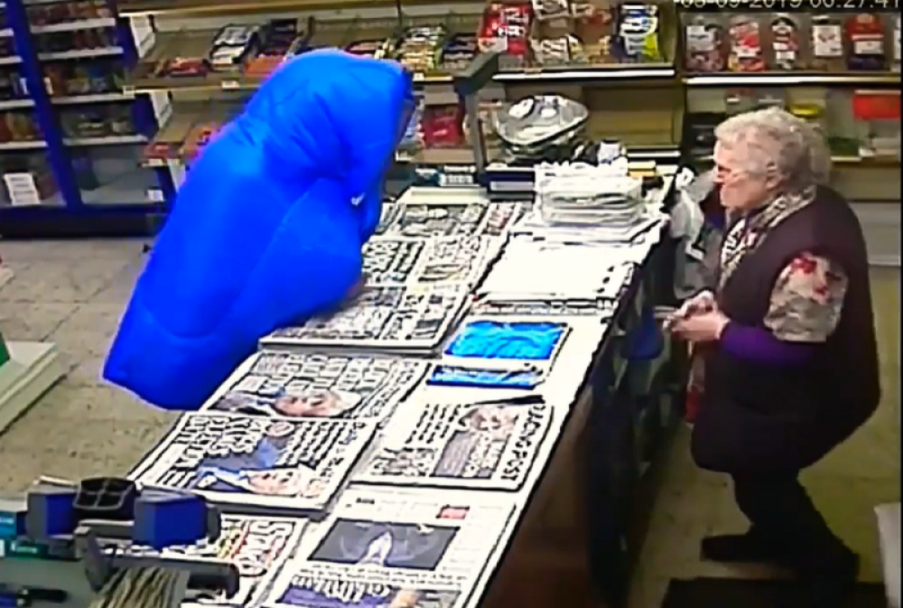 Baka od 80 godina naučila lopova pameti: Pretukla ga je štapom i nije ni trepnula (VIDEO)