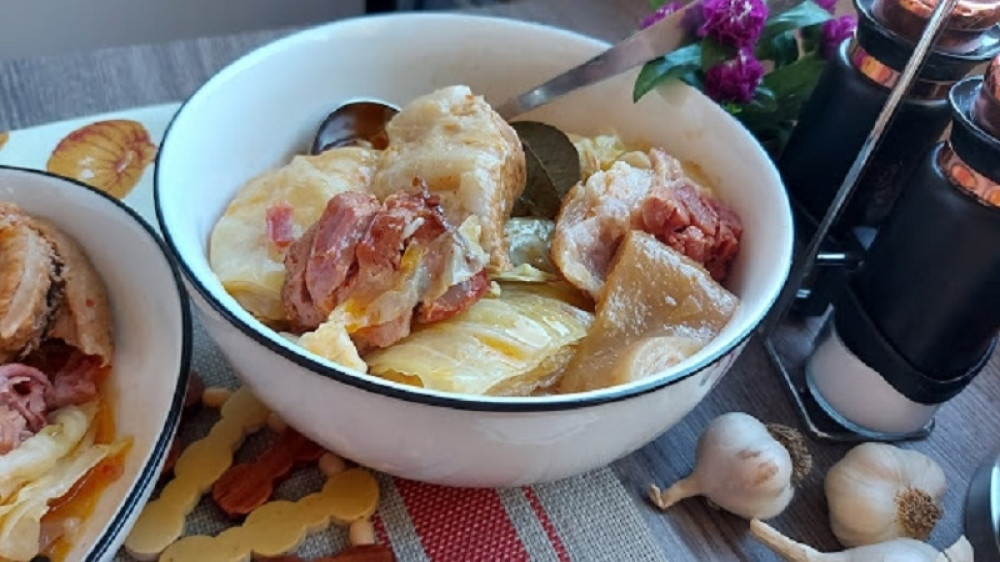 Fantastičan kiseli kupus sa suvom kolenicom i slaninom