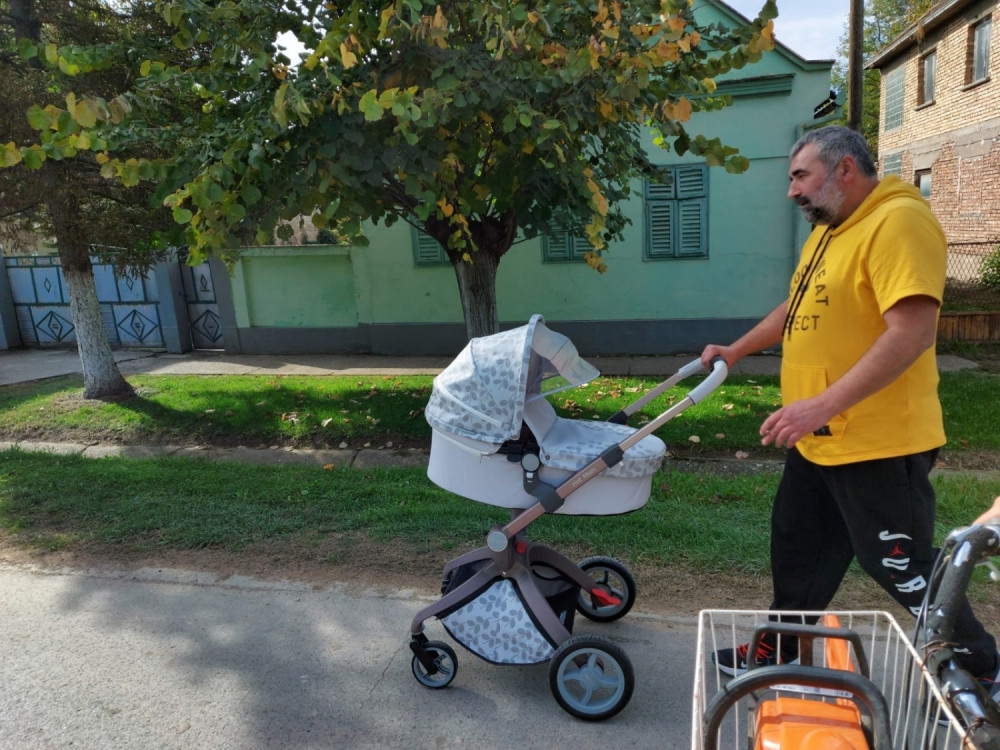 Miki konačno uhvaćen sa ćerkom! Niko ne veruje šta radi u prisustvu bebe! (FOTO/VIDEO)