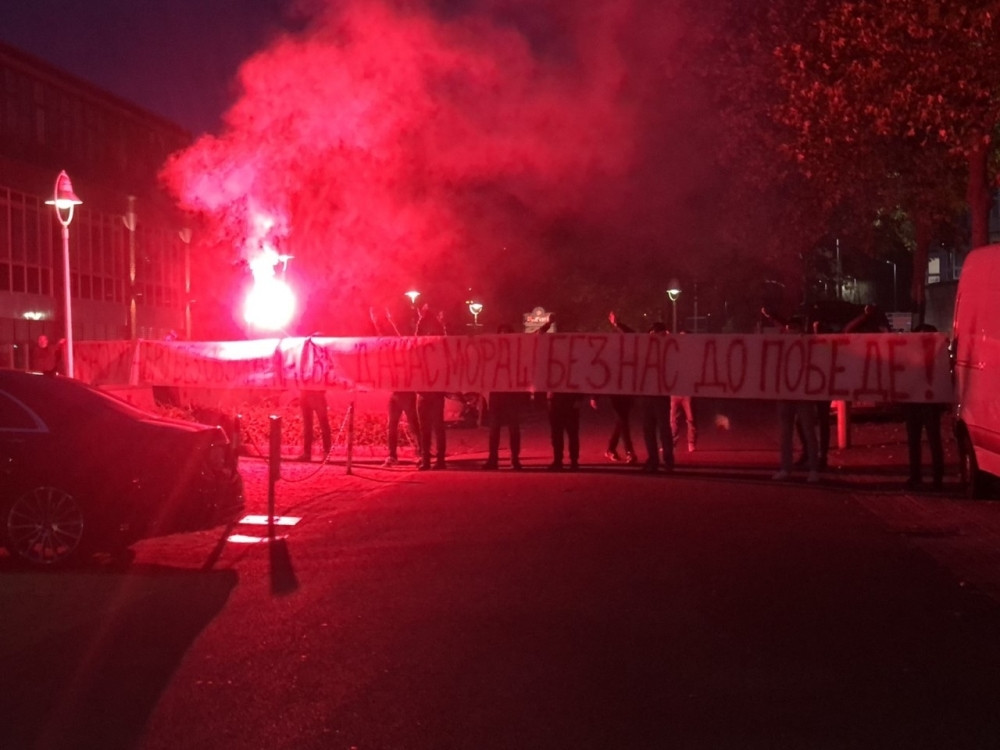 Spektakularno: Delije bakljadom i porukom ispratile igrače Zvezde na meč! (VIDEO, FOTO)