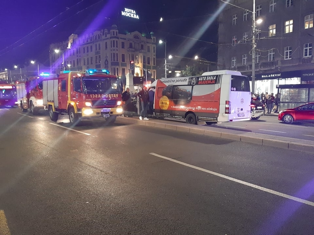 Taksista uleteo u suprotnu traku pa izazvao HAVARIJU, vatrogasci sekli vozilo da izvuku povređenog (FOTO,VIDEO)