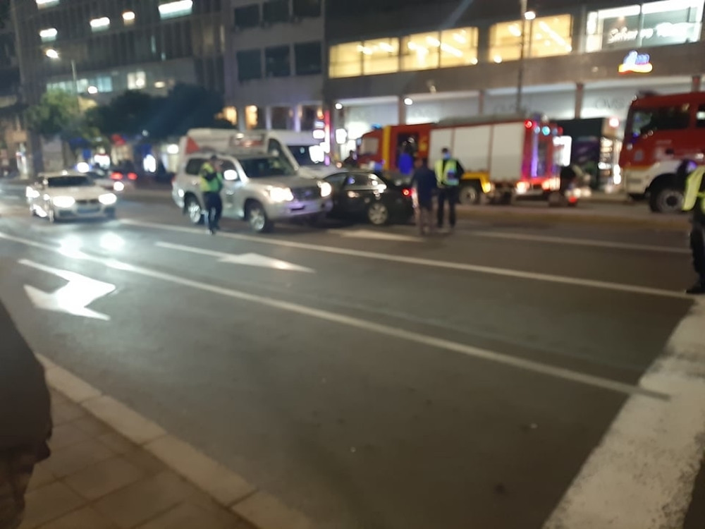 Muškarac podleteo pod automobil, izvukli ga vatrogasci