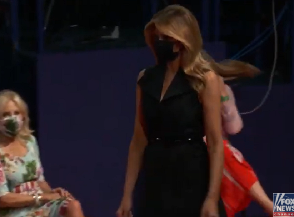 Melanija Tramp zakoračila u salu u crnoj haljini, prisutni nisu mogli da skrenu pogled (FOTO)