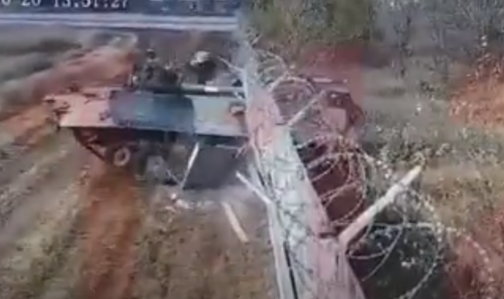 Pijani Rusi napravili haos, seli u oklopno vozilo, pa rušili sve pred sobom! (VIDEO)