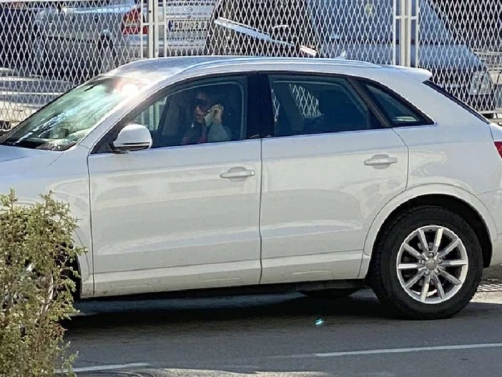 Stanija na šoferšajbni svog džipa zatekla poruku Majinog oca Takija! (FOTO/VIDEO)