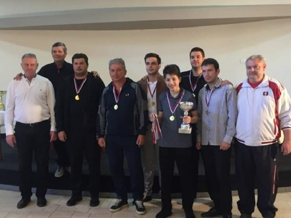 Svetozar Gligorić podigao pobednički pehar uz maksimalan učinak!