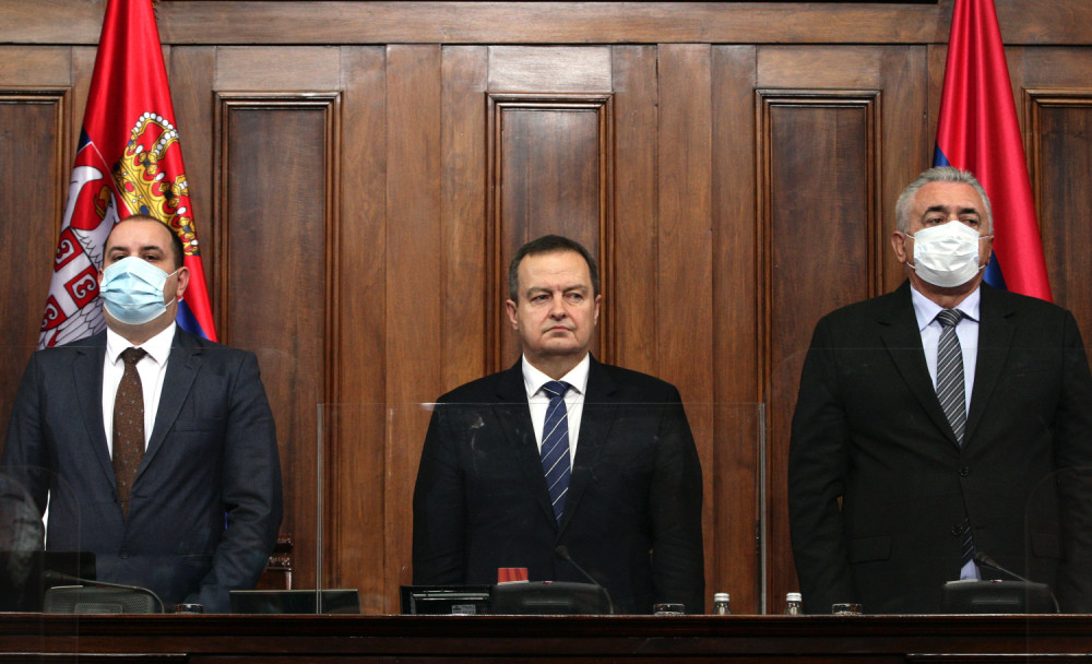 Poslanik je svoje izlaganje u Skupštini započeo sa "Mirdita, dobar dan", a onda je Dačić žustro reagovao: "Upozorio sam vas, vodite računa o svom rečniku"