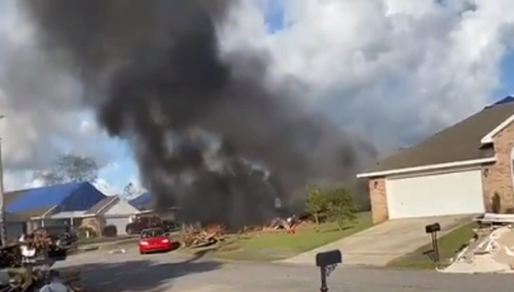 Avion američke mornarice srušio se na kuću, oba pilota poginula! (VIDEO)
