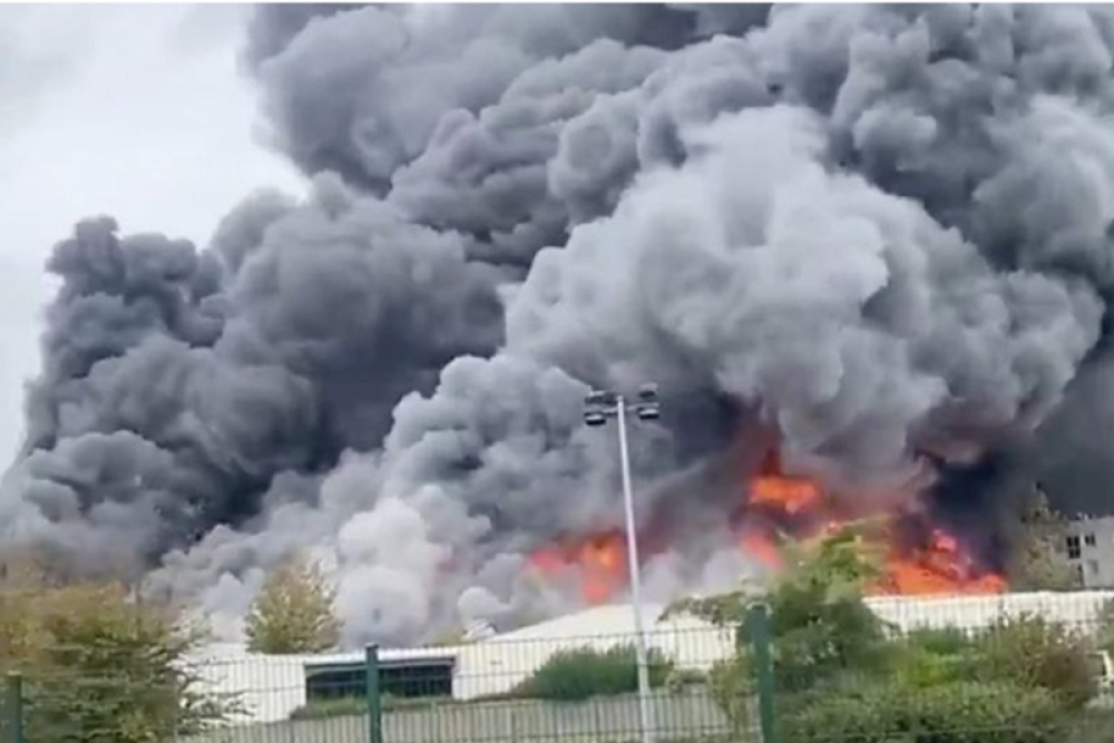 Izveštava se da je oko 300 ljudi evakuisano iz svojih domova