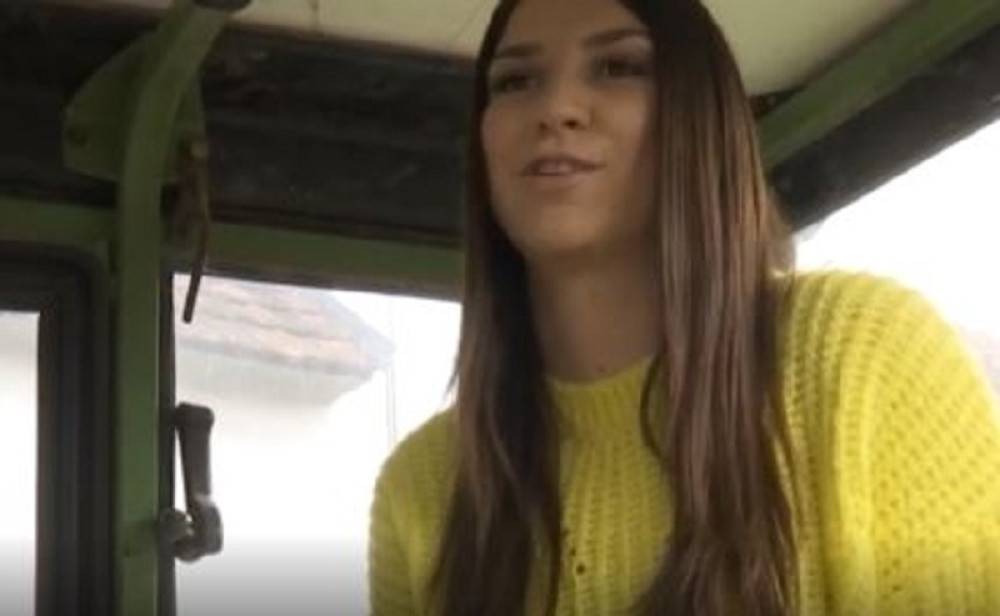 Jelena studira pravo, a kad izađe iz čitaonice RADI SVE POSLOVE U POLJU