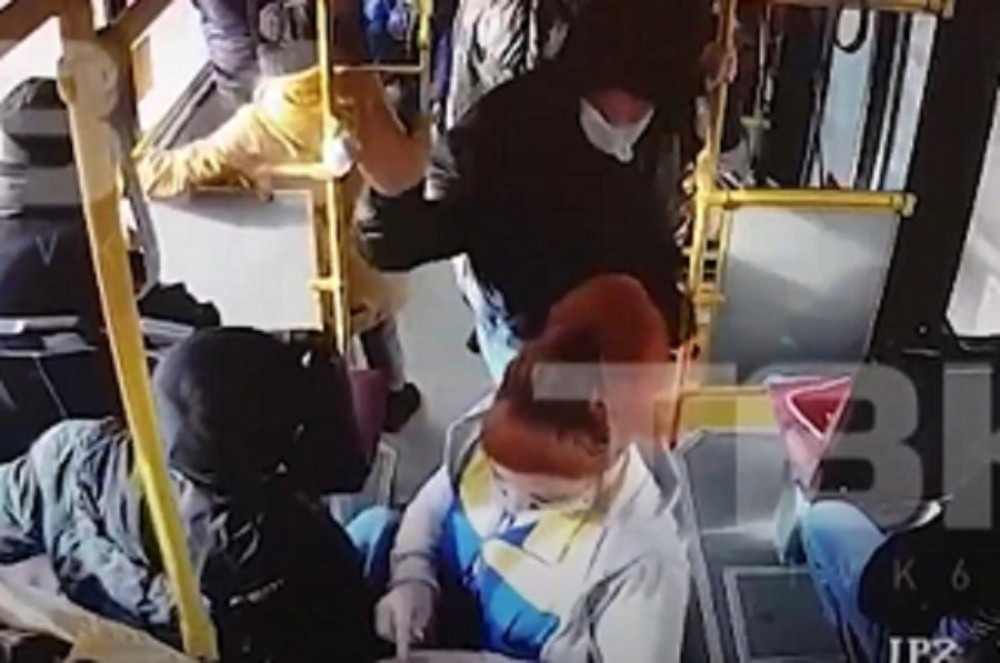 Muškarac nije hteo da stavi masku u prevozu, pa nokautirao kondukterku (VIDEO)