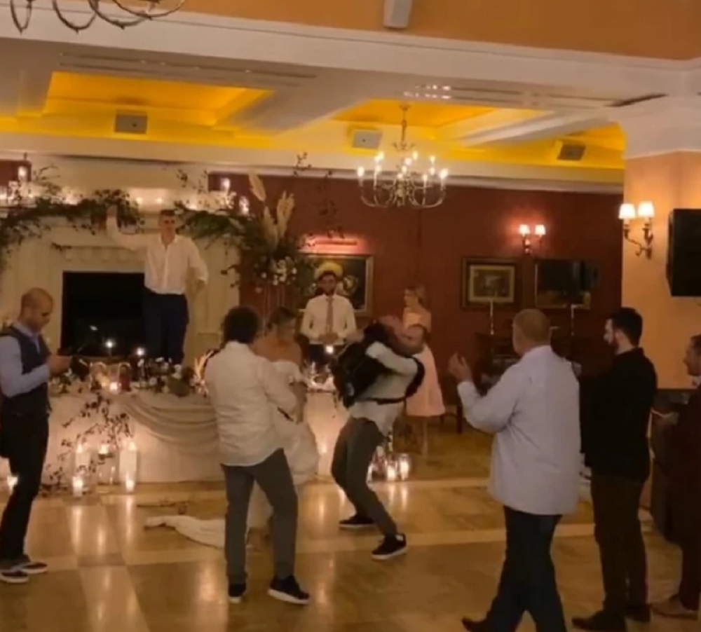 Jokić kitio muziku, pa završio na stolu! Pojavile se nove fotografije sa venčanja našeg košarkaša! (FOTO)