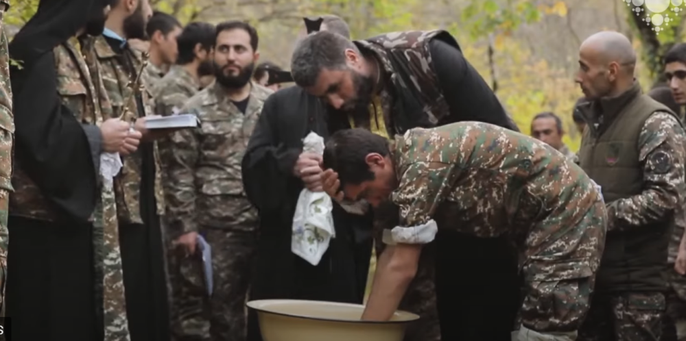 Jermenski vojnici kršteni daleko od crkve (VIDEO)