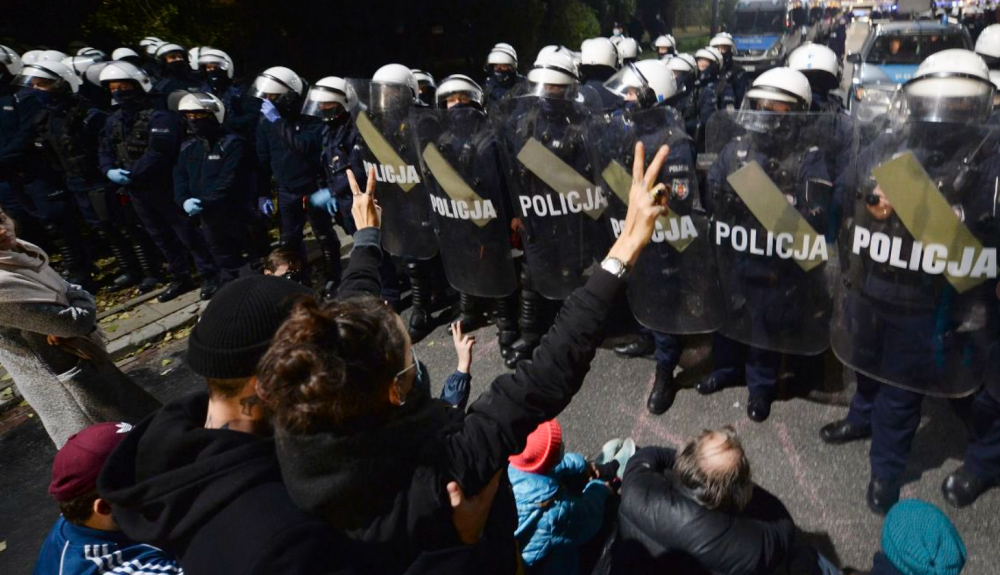 Stotine demonstracija u Varšavi nakon što je najviši poljski sud izrekao gotovo potpunu zabranu pobačaja