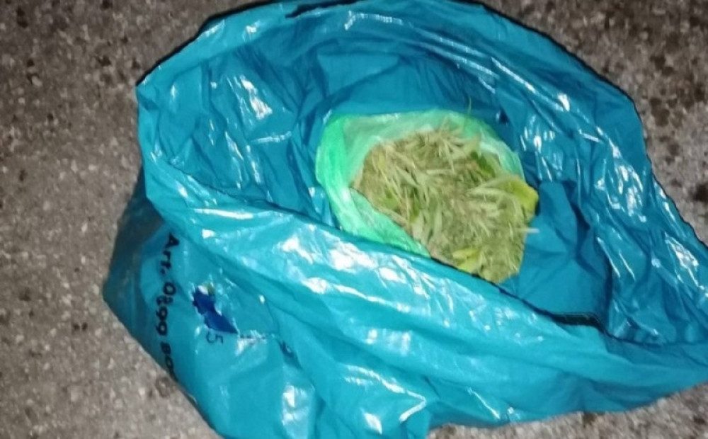 Supružnici zatečeni u mercedesu sa skoro tri kilograma marihuane