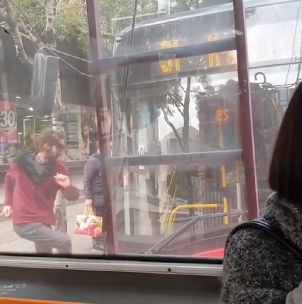 Muškarac u Beogradu šutirao vrata od prevoza i razvalio ih (VIDEO)