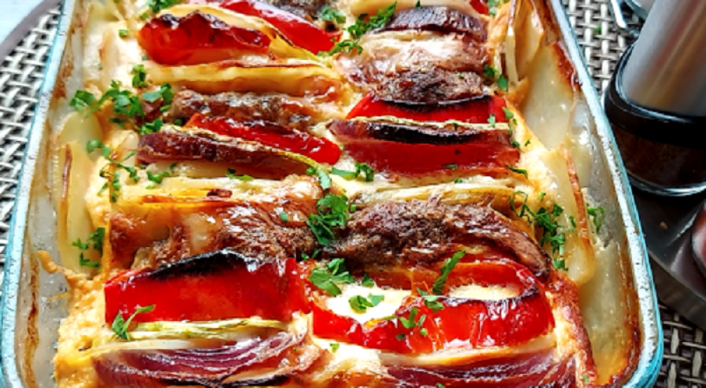 Pečeni krompir sa kačkavaljem, faširanim mesom i povrćem, zavodi ukusom