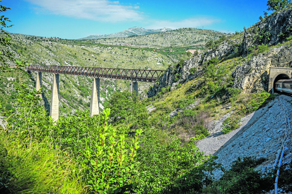 Tito se provozao prvi u pratnji supruge Jovanke, a u njihovom društvu je bila sama elita