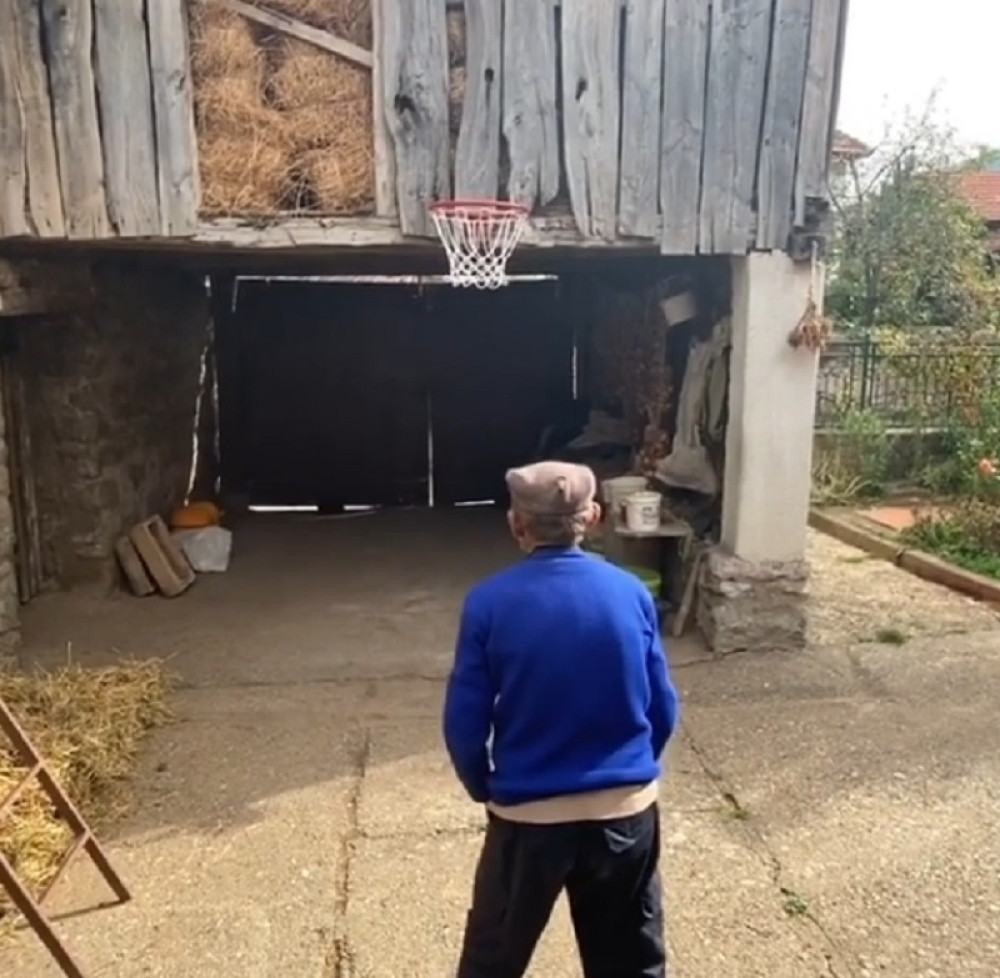 Bobijev deda kida, pogodio šut pa bacio svog unuka u trans! (VIDEO)