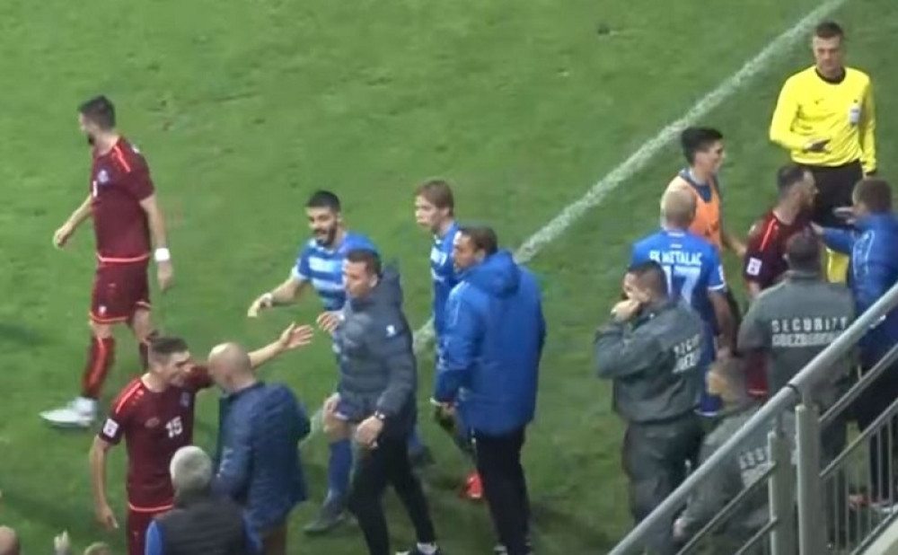 Rezervni igrač udario rivala dok je izvodio aut?! Odmah zatim i sukob trenera!