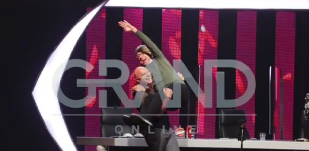 Sada Popović uživa u naručiju našeg proslavljenog kompozitora (VIDEO)