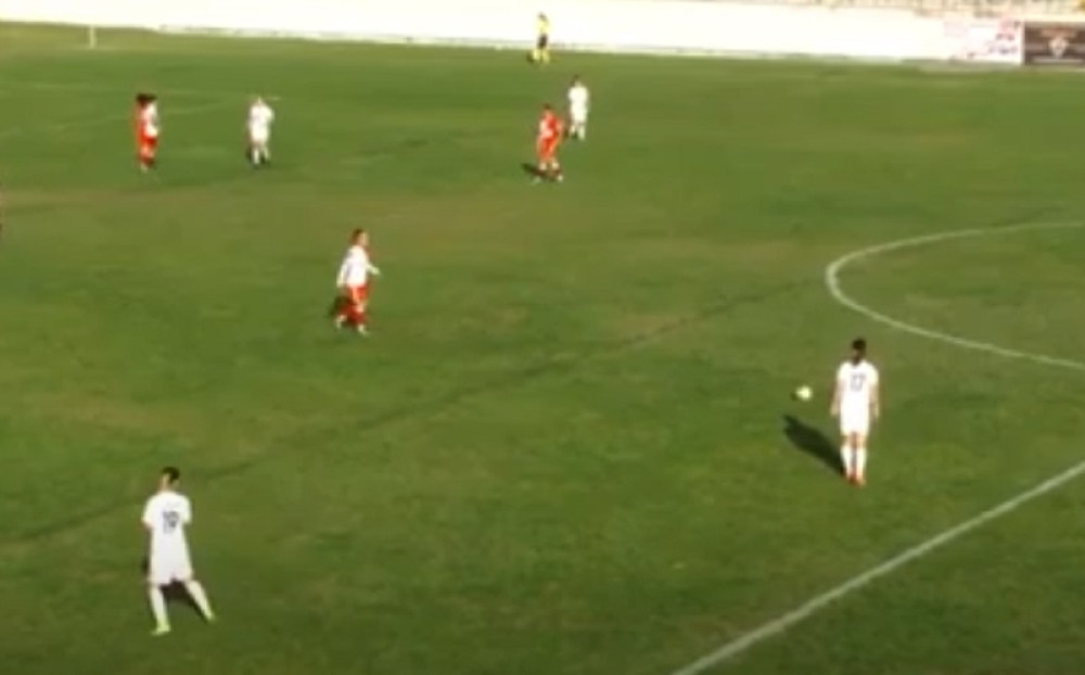 Pravo remek-delo: Mlada fudbalerka dala gol sa pola terena! (VIDEO)