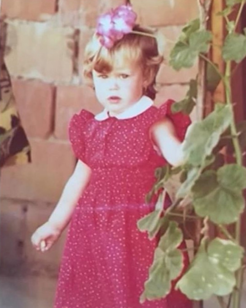 Slika stara punih 40 godina vraća u najlepše detinjstvo - ovu pevačicu danas zna cela Srbija! (FOTO)