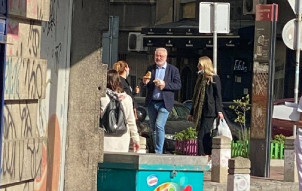 Doktor Nestorović uslikan u društvu plavuše, nije mogao da izdrži, odmah izvadio i navalio (FOTO)