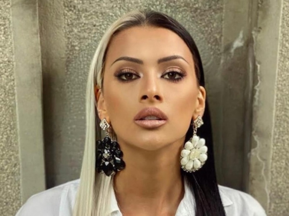 Pevačica emotivnom pesmom rasplakala poznate! (FOTO/VIDEO)