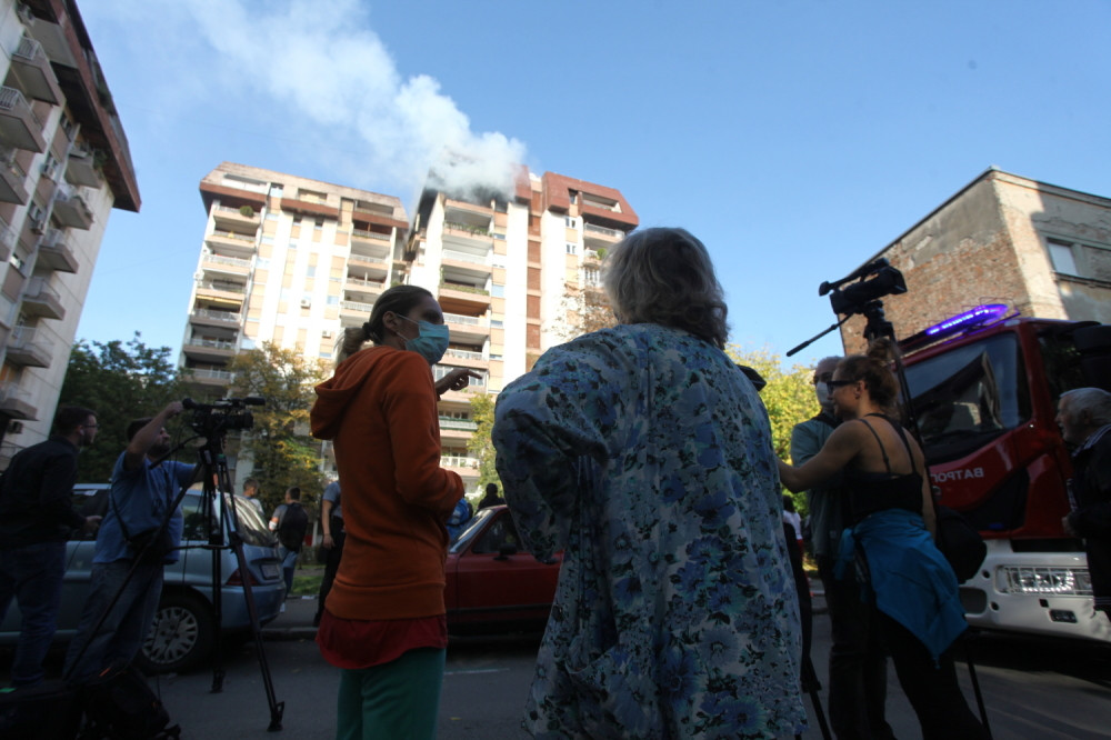 Ovo su heroji koji su juče spasili devojku sa užarene terase! (FOTO)