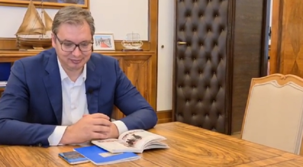 Vučić uči nemački slušajući Angelu Merkel!