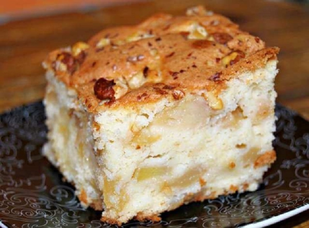 Brzi kolač sa jabukama i orasima, jesenja poslastica na vašem stolu