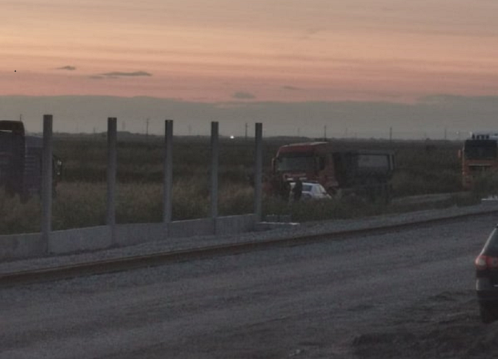 Čovek je šetao pored pruge, slošilo mu se, a onda je naišao kamion! (FOTO)