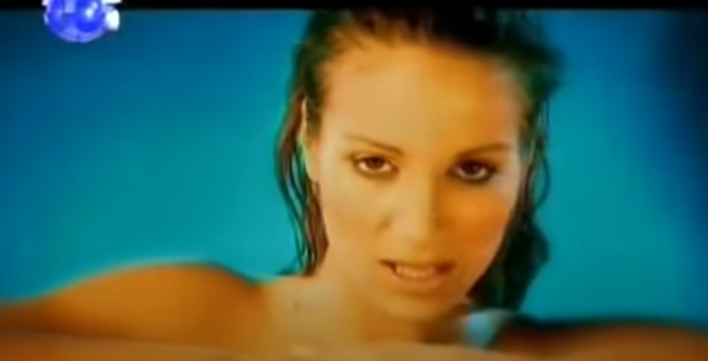 Pevačica ne živi više u Srbiji, rodila je petoro dece, njene hitove pevate i dan danas,a evo kako se preziva i gde joj je dom