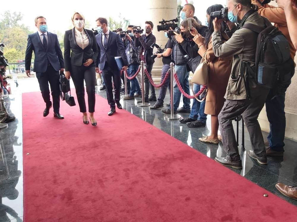 Kada se Darija Kisić pojavila ispred Skupštine, fotografi krenuli da jurišaju! Utrkivali se ko će pre ovo da uslika