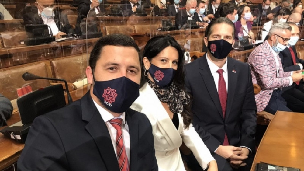 Poslanici u Skupštini Srbije nose maske sa posebnim simbolom (FOTO)