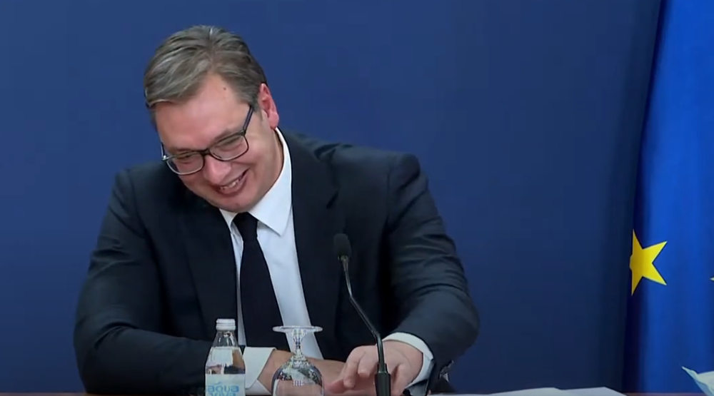 Vučić prekinuo novinara Željka dok mu je postavljao pitanje, a zatim počeo da se smeje, nakon toga je mikrofon isključen (VIDEO)
