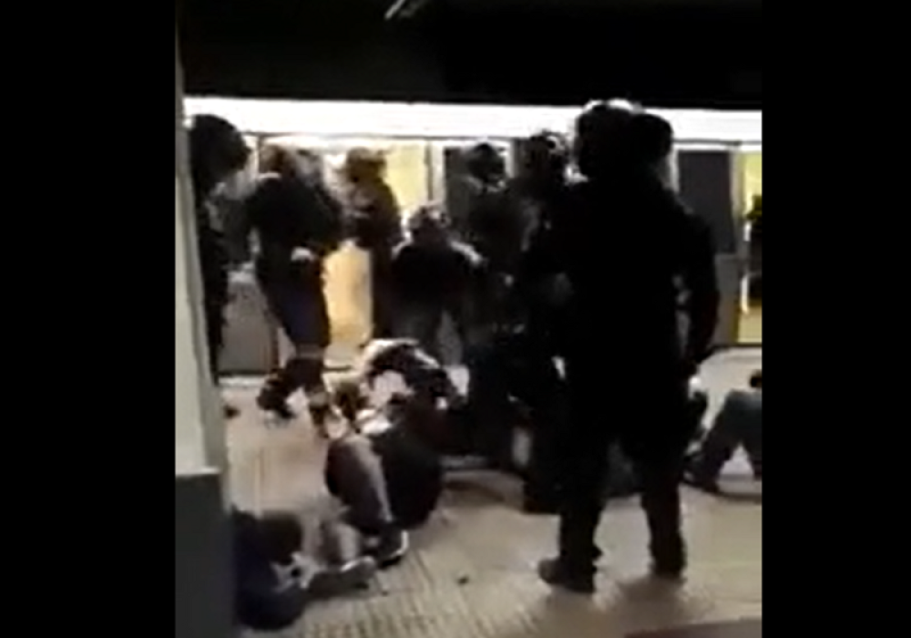 Specijalci uleteli u metro u Parizu! Nemilosrdno izbacuju koga stignu, evo šta se zapravo dešava (VIDEO)