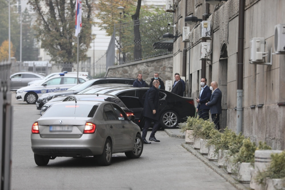 ALO FOTO! Pogledajte kako su novi ministri jutros stizali ispred Vlade Srbije