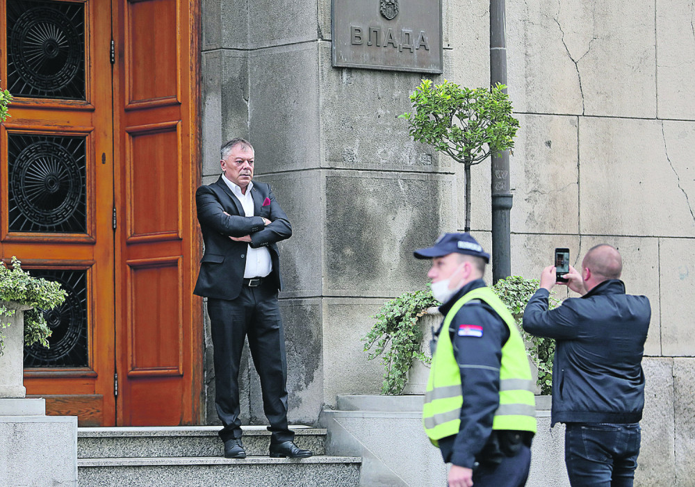 Irena stigla prva, Novica se manekenisao!