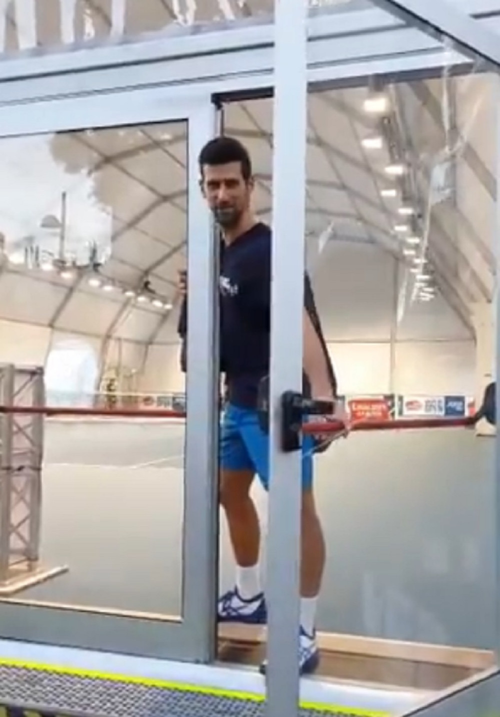 Nole je otvorio staklena vrata, a onda ja nastao haos! (VIDEO)