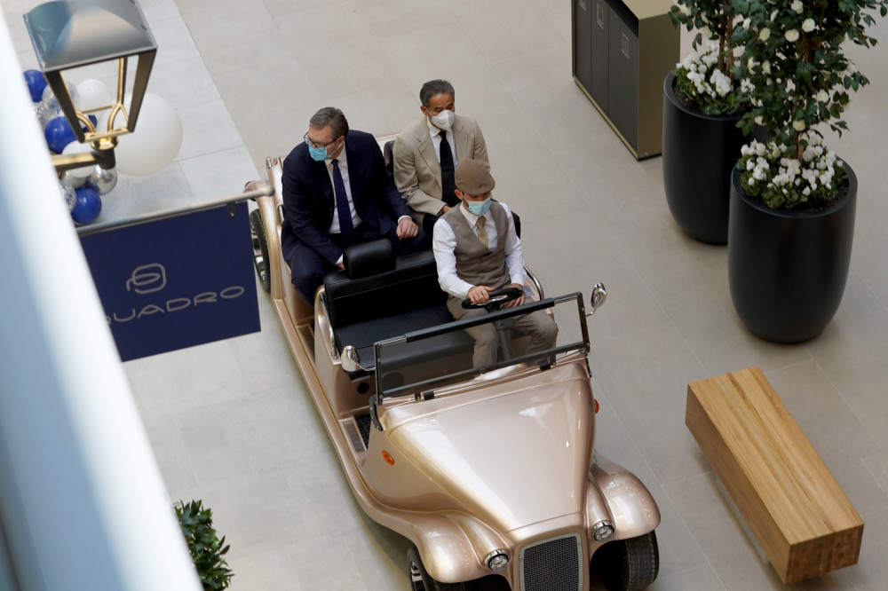 Vučić seo u oldtajmer, za njim je u takva ista kola sela Ana Brnabić i odmah poručila vozaču: "Pratite onaj auto" (VIDEO)