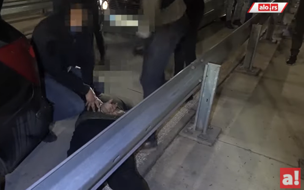 Muškarac (28) pokušao sa neobičnim paketom da prođe naplatnu rampu Obrenovac, zasutavila ga je policija i odmah stavila lisice (VIDEO)