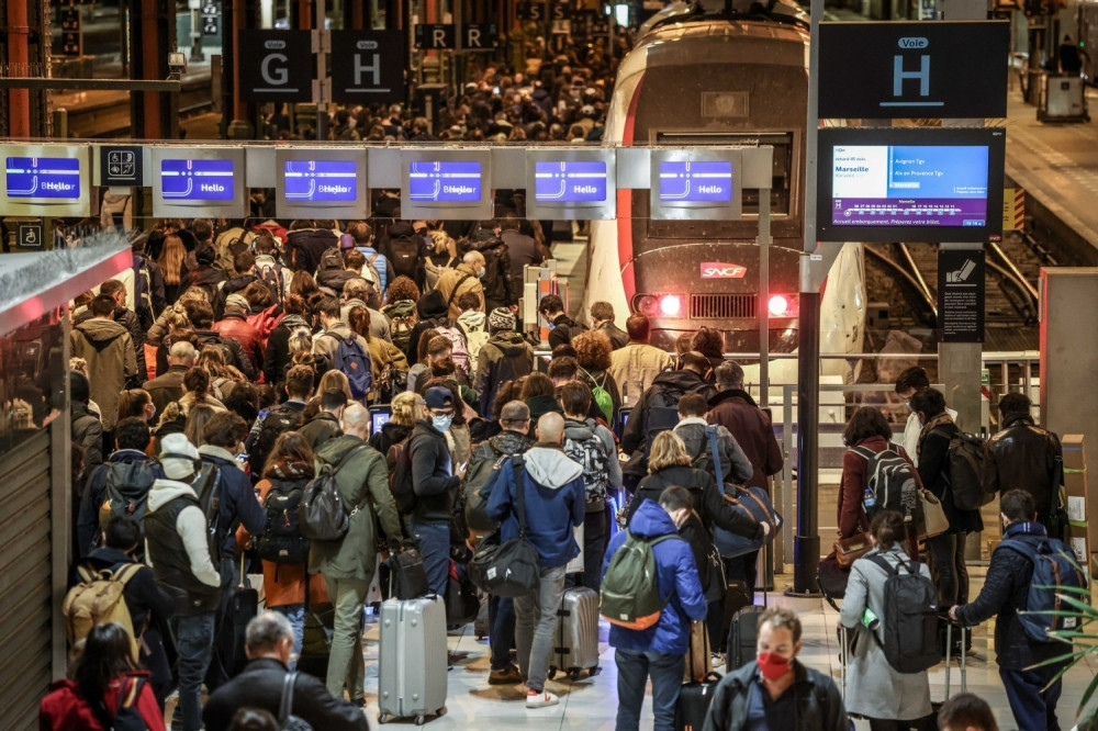 Svi beže iz Pariza, kolone duge 700 kilometara (FOTO,VIDEO)